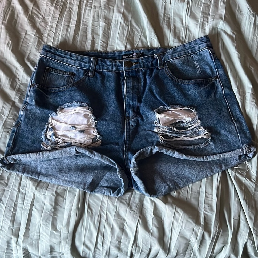 Boohoo Ripped dark blue wash ripped shorts. Size US 14/UK 18/ Euro 46